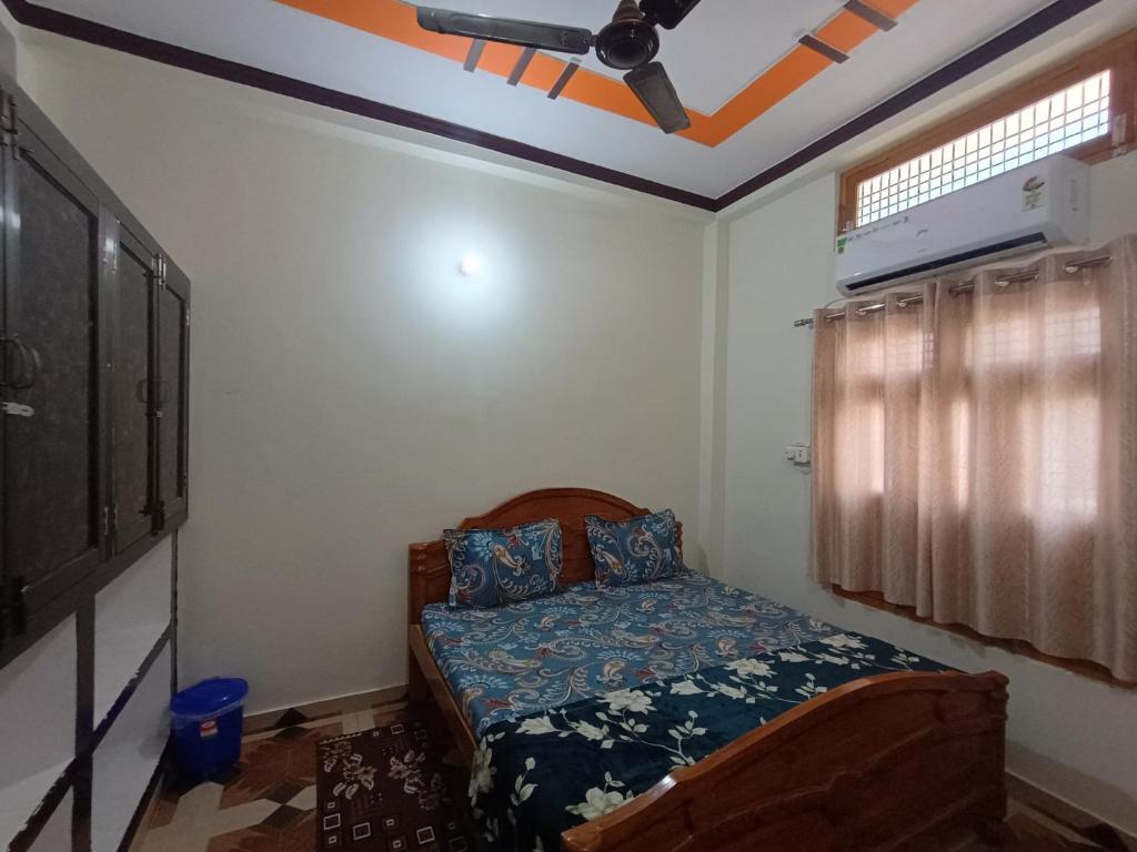 Postel nebo postele na pokoji v ubytování Sudama Dham Homestay