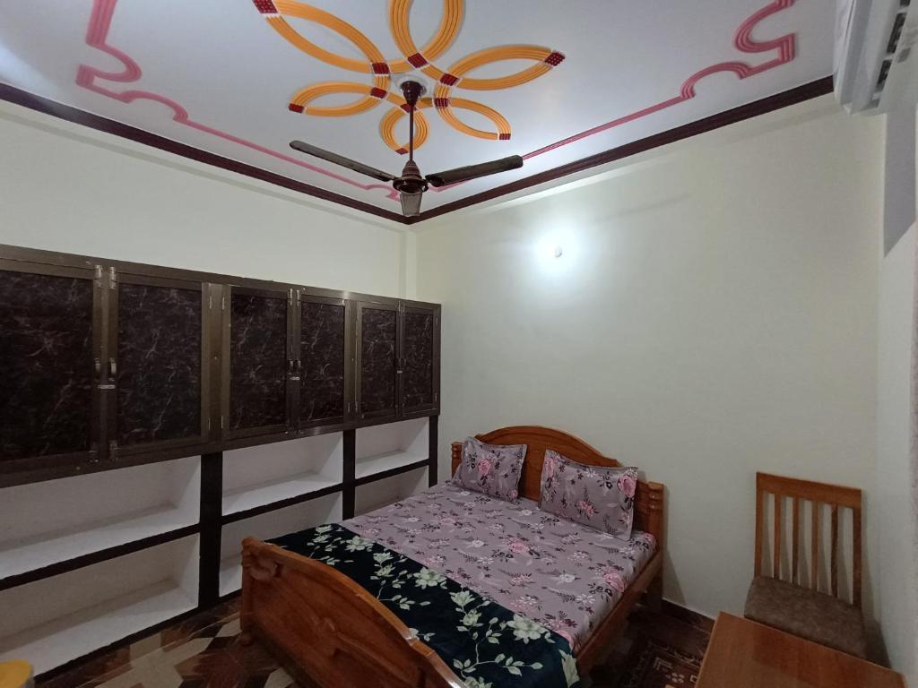 Postel nebo postele na pokoji v ubytování Sudama Dham Homestay