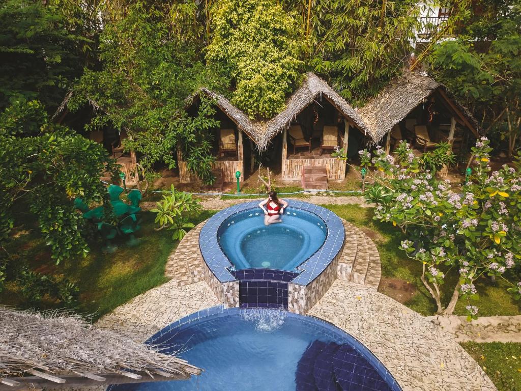 Bazén v ubytování Sundaras Resort LTD nebo v jeho okolí