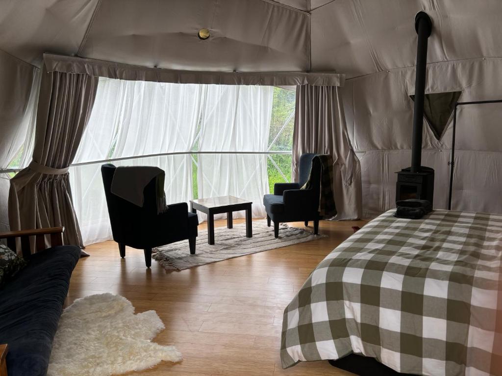 Postel nebo postele na pokoji v ubytování Takahuri Glamping Domes