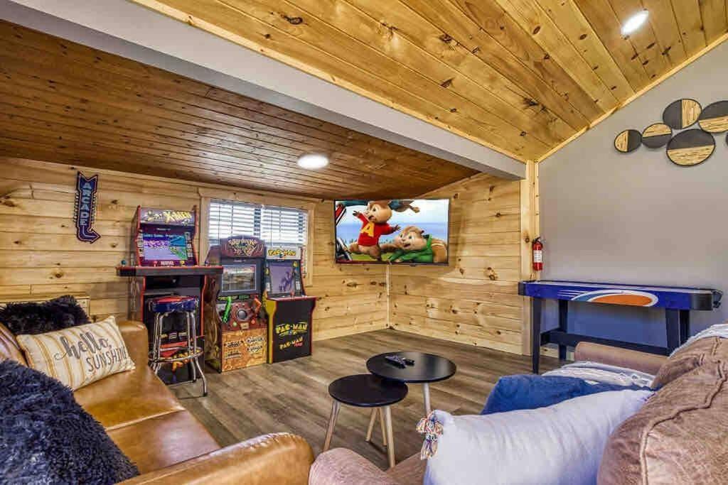 コダックにあるCountry Cabin, Fenced area for pets, Hot Tub, Arcade!!!のソファとテレビのあるリビングルーム