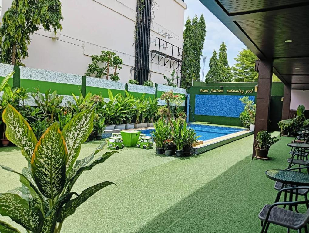 Bazén v ubytování Samui platinum hotel nebo v jeho okolí