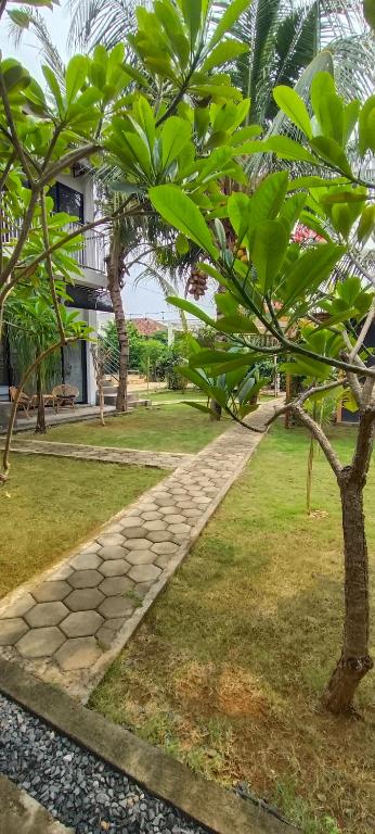 Garður fyrir utan Mercusuar Resort Jepara