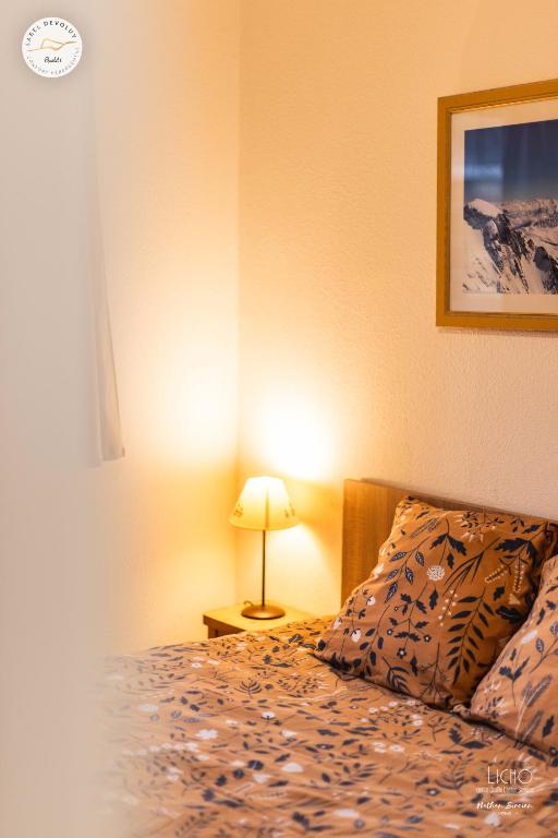 Łóżko lub łóżka w pokoju w obiekcie chalet gentiane cosy T2 labellisé Dévoluy
