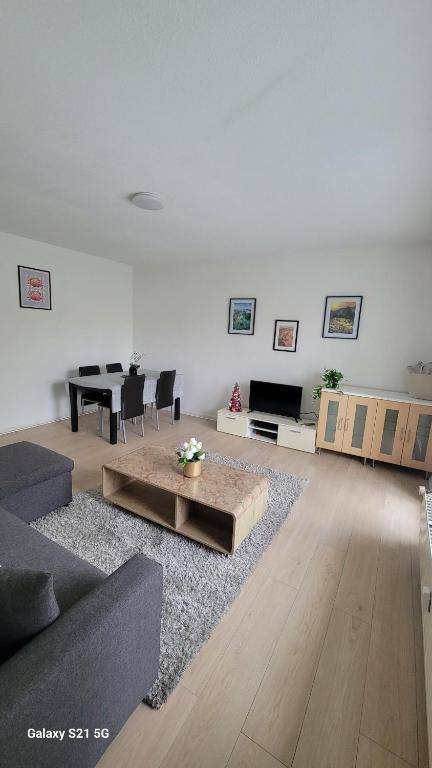 una sala de estar con un sofá y una mesa en Maghy Appart à Strasbourg, en Estrasburgo