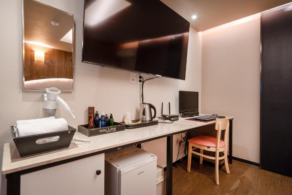 Kuchyň nebo kuchyňský kout v ubytování Lime hotel Suwon