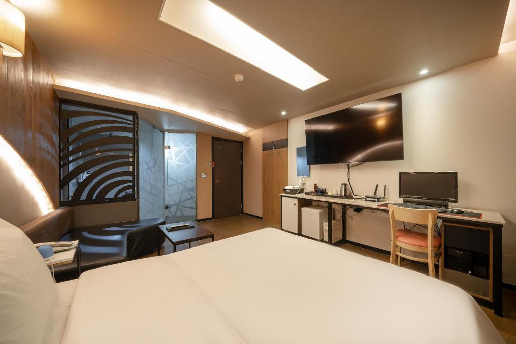 TV a/nebo společenská místnost v ubytování Lime hotel Suwon