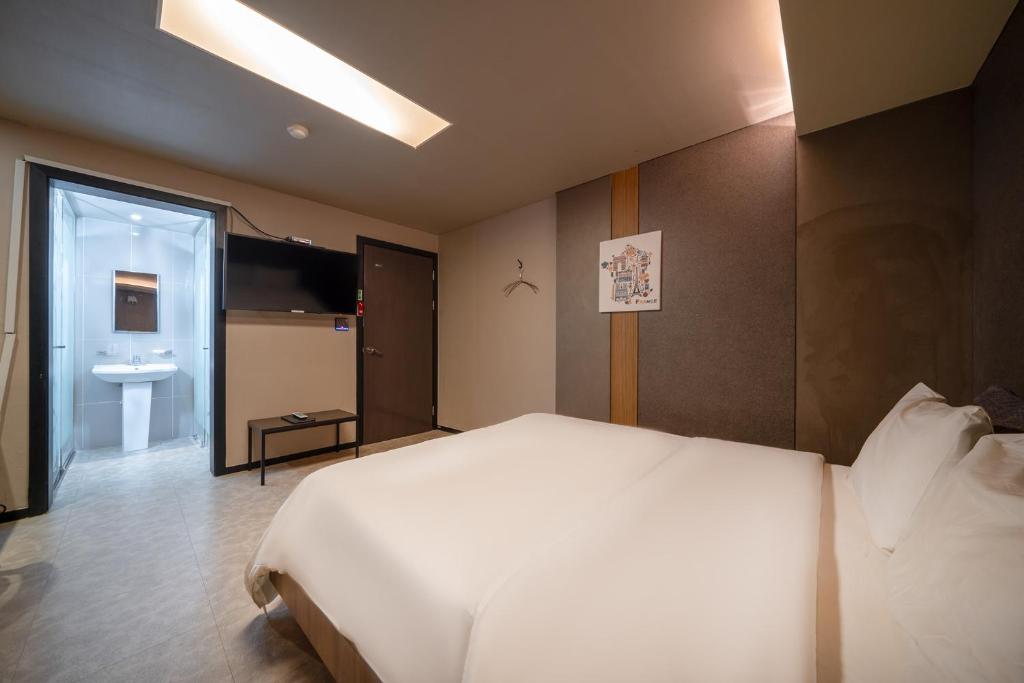 Postel nebo postele na pokoji v ubytování Lime hotel Suwon