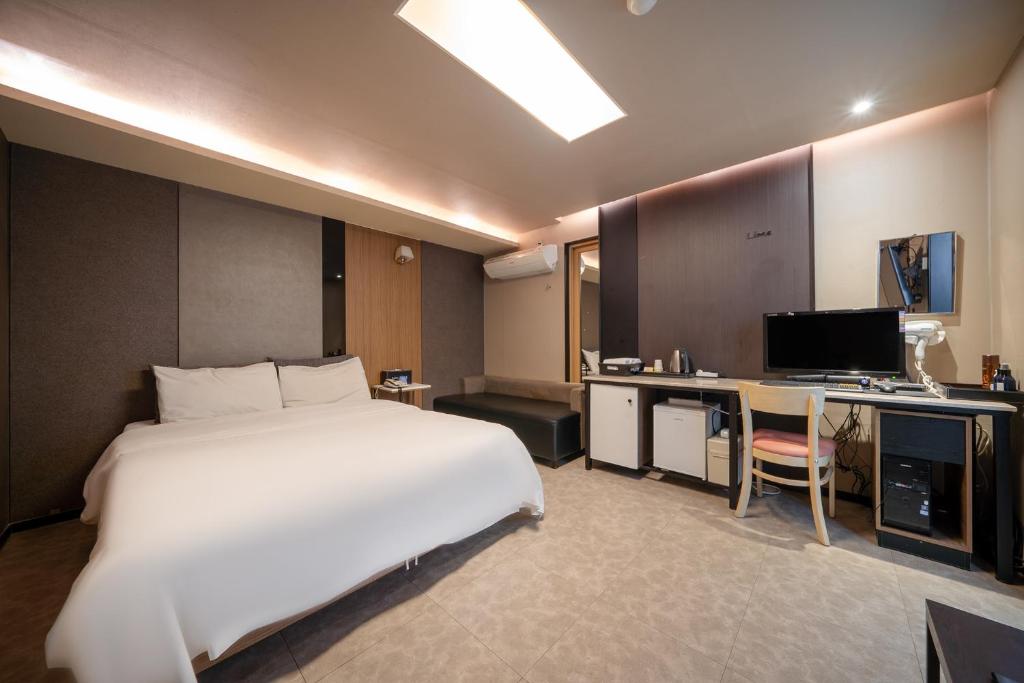 Postel nebo postele na pokoji v ubytování Lime hotel Suwon