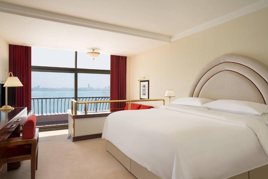 Postel nebo postele na pokoji v ubytování Sheraton Grand Doha Resort & Convention Hotel