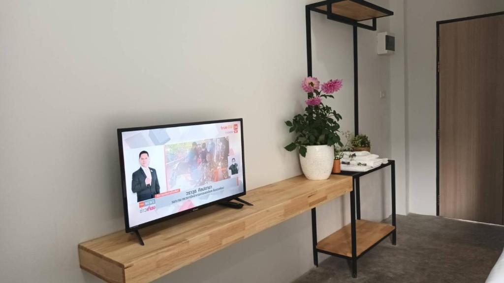 TV a/nebo společenská místnost v ubytování Hug Udon ฮักอุดร