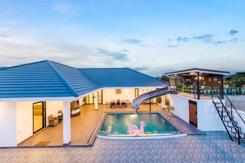 ein Haus mit einem Swimmingpool mit Rutsche in der Unterkunft Full moon Bay hua hin Cha-am in Sathani Huai Sai Tai