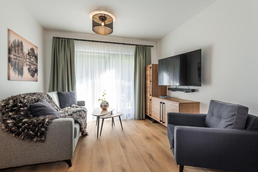 TV a/nebo společenská místnost v ubytování AlpenParks Hotel & Apartment Taxacher