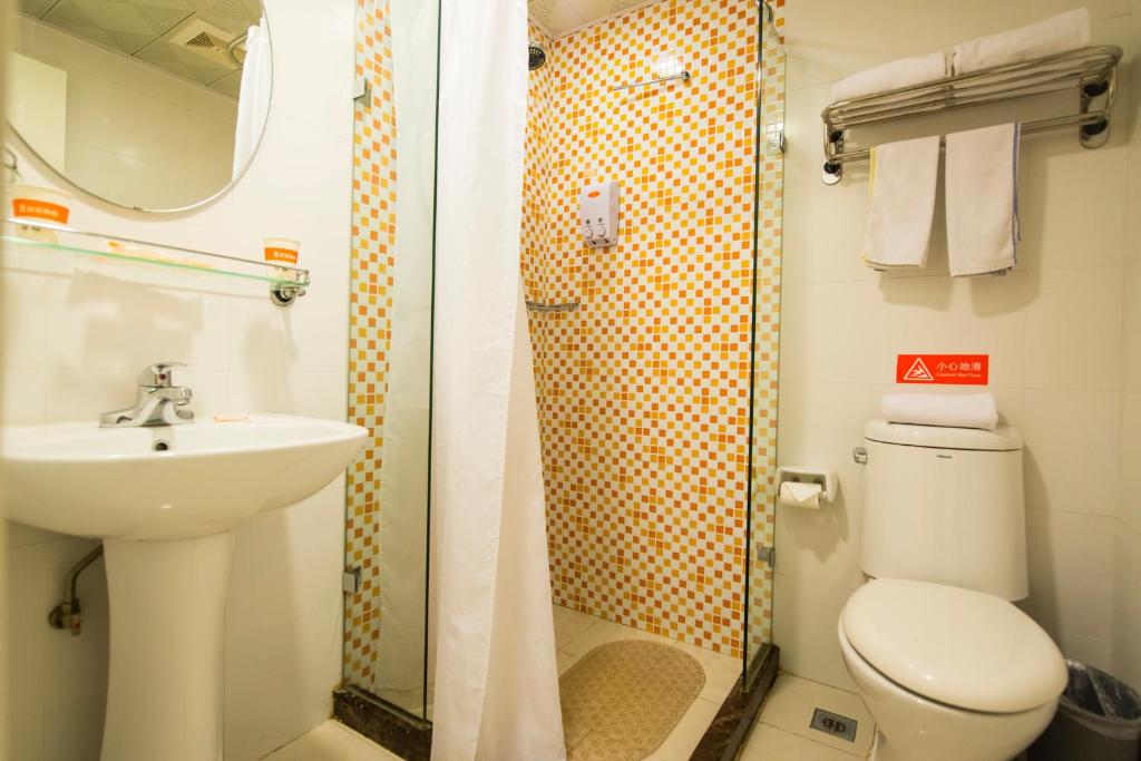 y baño con aseo, lavabo y ducha. en Home Inn Guiyang Zunyi Road, en Guiyang