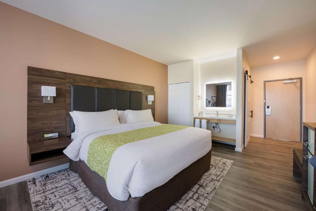 Postel nebo postele na pokoji v ubytování Inn at Port Gardner-Everett Waterfront, Ascend Hotel Collection