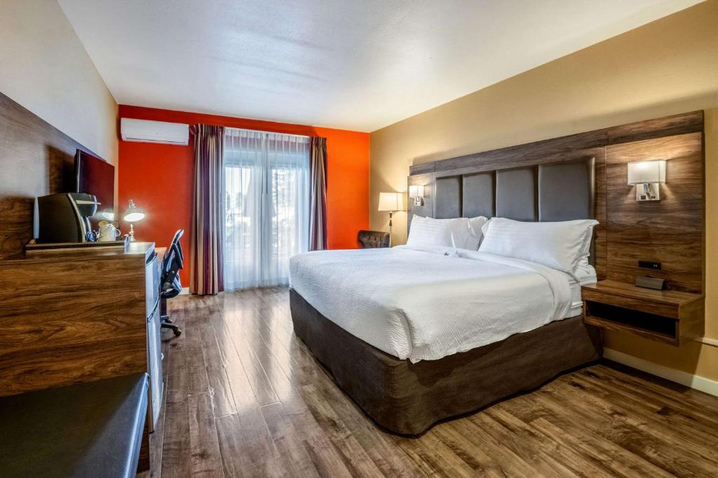 Postel nebo postele na pokoji v ubytování Inn at Port Gardner-Everett Waterfront, Ascend Hotel Collection