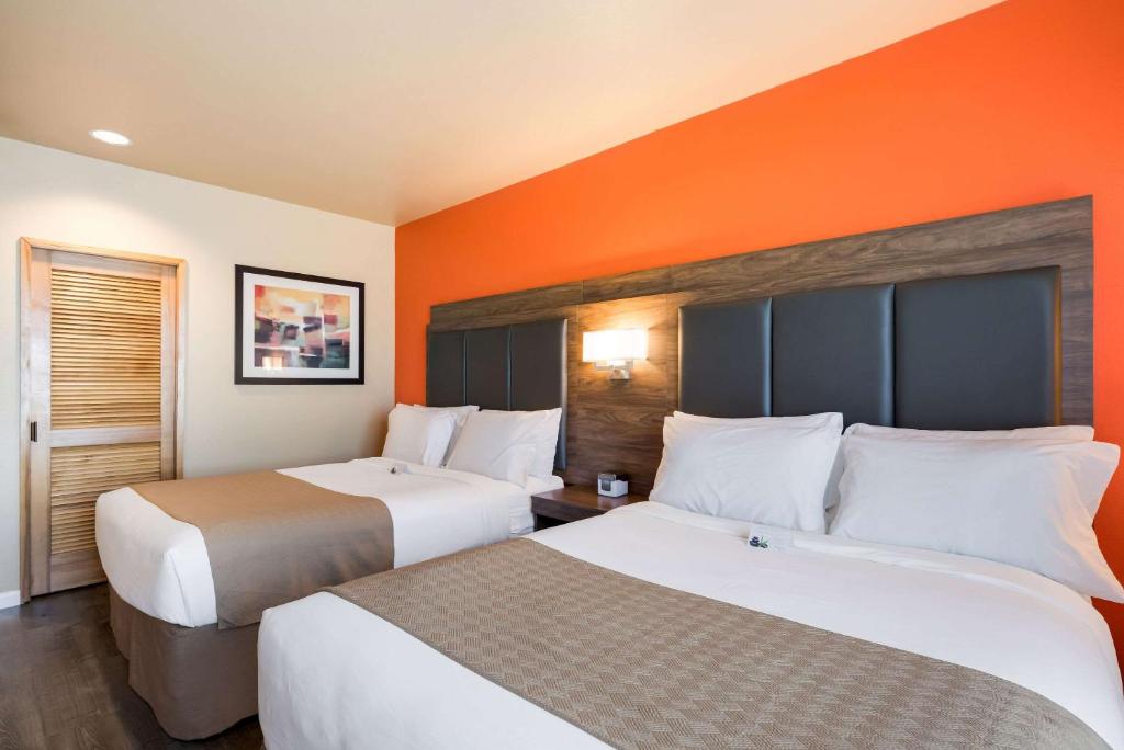 Postel nebo postele na pokoji v ubytování Inn at Port Gardner-Everett Waterfront, Ascend Hotel Collection