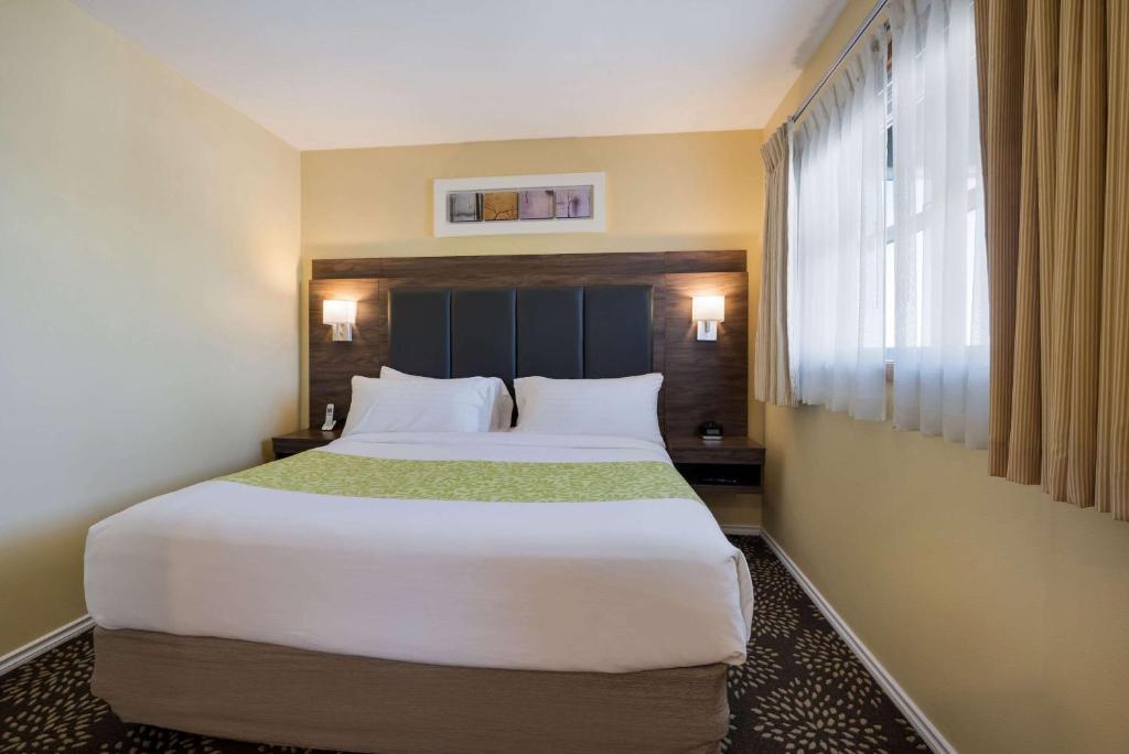 Postel nebo postele na pokoji v ubytování Inn at Port Gardner-Everett Waterfront, Ascend Hotel Collection