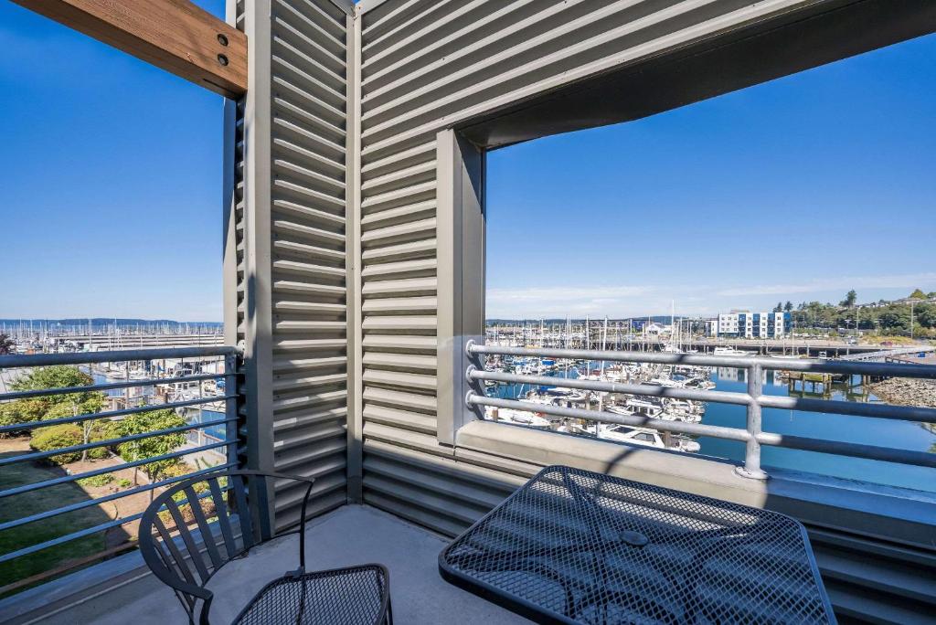 Balkón nebo terasa v ubytování Inn at Port Gardner-Everett Waterfront, Ascend Hotel Collection