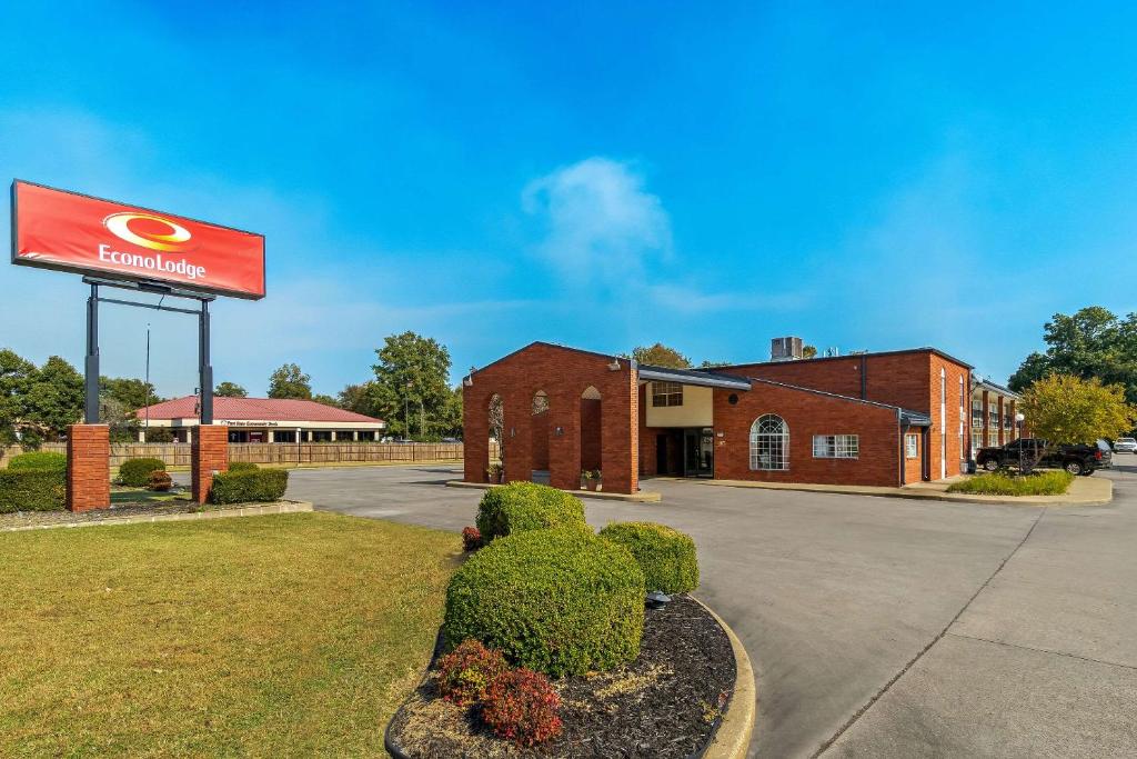 a gas station with a sign in front of it at Econo Lodge Kennett in Kennett