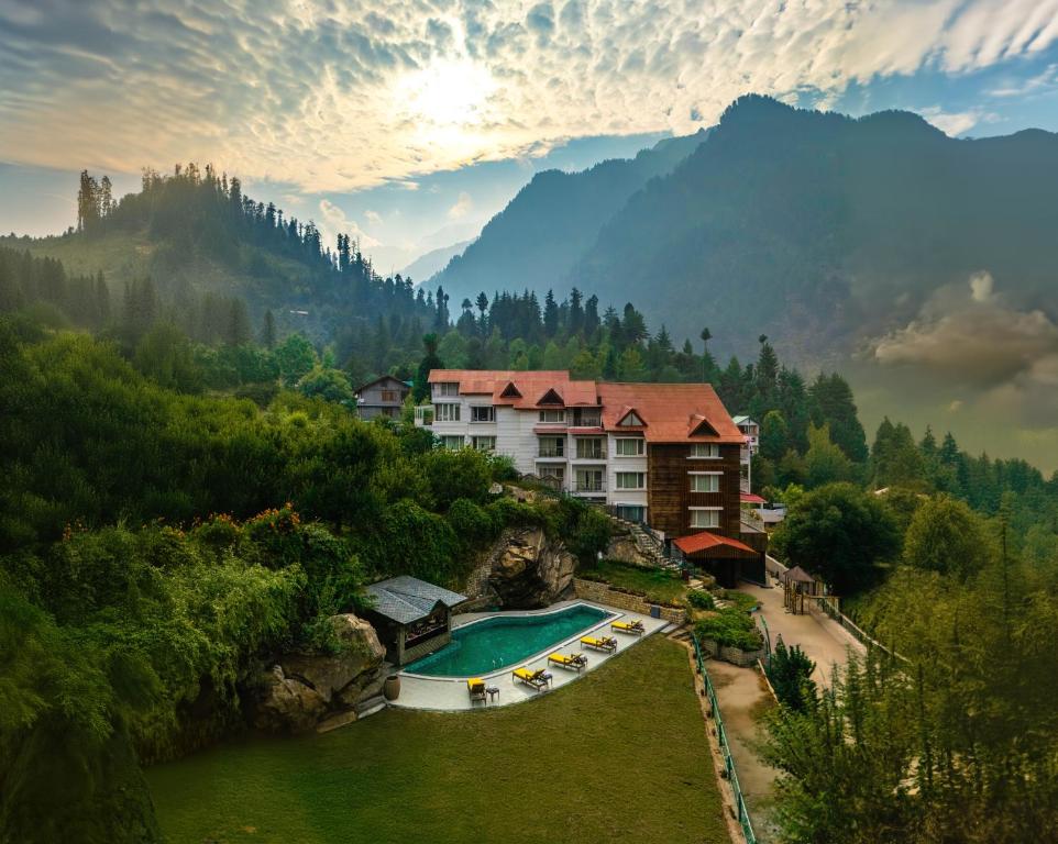 un complejo en las montañas con piscina en Bookmark Resorts, Manali, en Manali