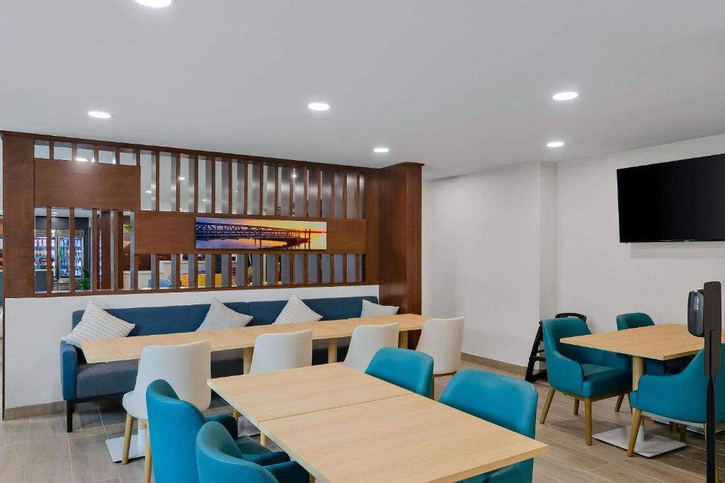 TV a/nebo společenská místnost v ubytování Comfort Inn Conroe
