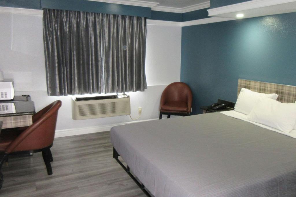 Ένα ή περισσότερα κρεβάτια σε δωμάτιο στο Rodeway Inn Commerce - Los Angeles
