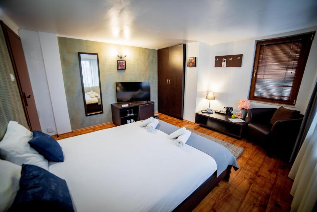 Postel nebo postele na pokoji v ubytování Velinov Boutique Hotel
