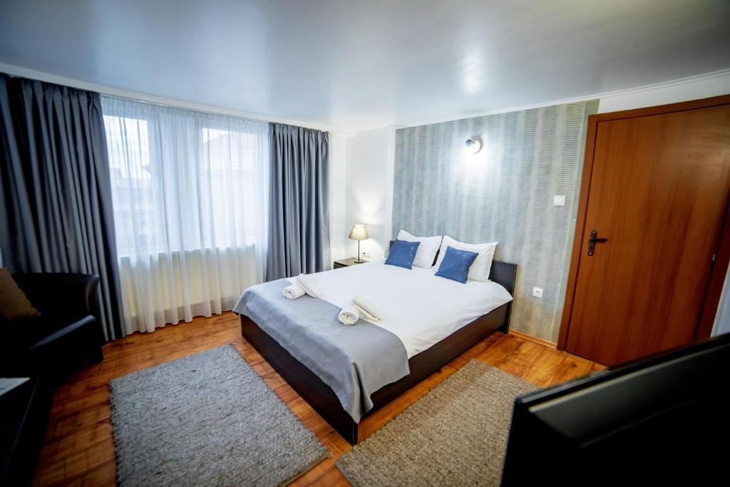 Postel nebo postele na pokoji v ubytování Velinov Boutique Hotel