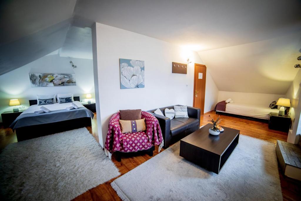 Postel nebo postele na pokoji v ubytování Velinov Boutique Hotel