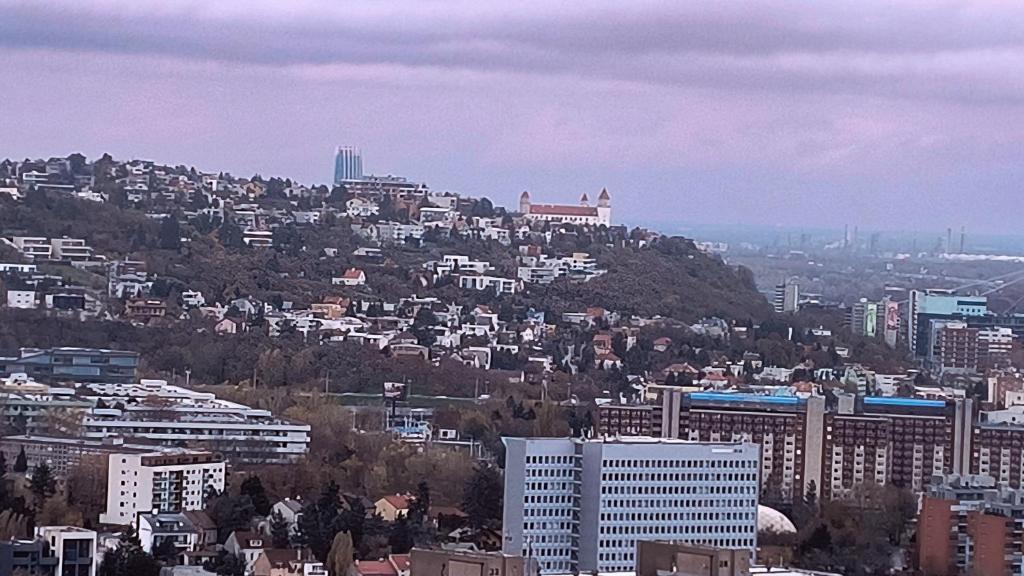 vistas a una ciudad con edificios en una colina en Pretty Nice view Apartment, Private Parking, 8min to center by car, en Bratislava