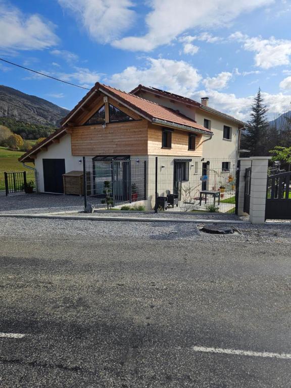 une maison au bord d'une route dans l'établissement Évasion paisible à Bréziers, à Bréziers