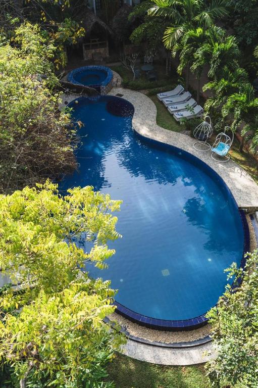 Bazén v ubytování Sundaras Resort LTD nebo v jeho okolí