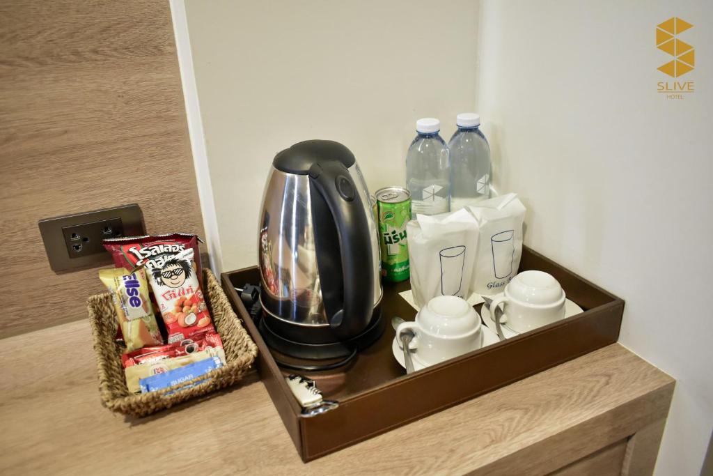 Příslušenství pro přípravu čaje a kávy v ubytování Slive Hotel