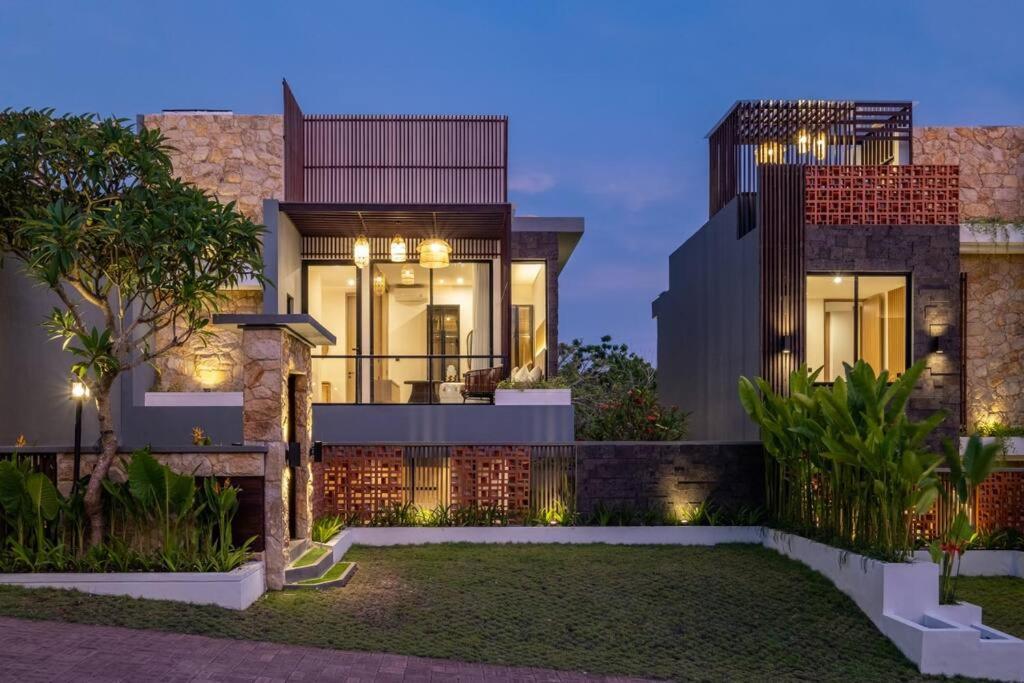 ein Haus mit beleuchteter Fassade in der Nacht in der Unterkunft Private Villa Ayra 9E by OriVista 10mins to Melasti Beach in Uluwatu
