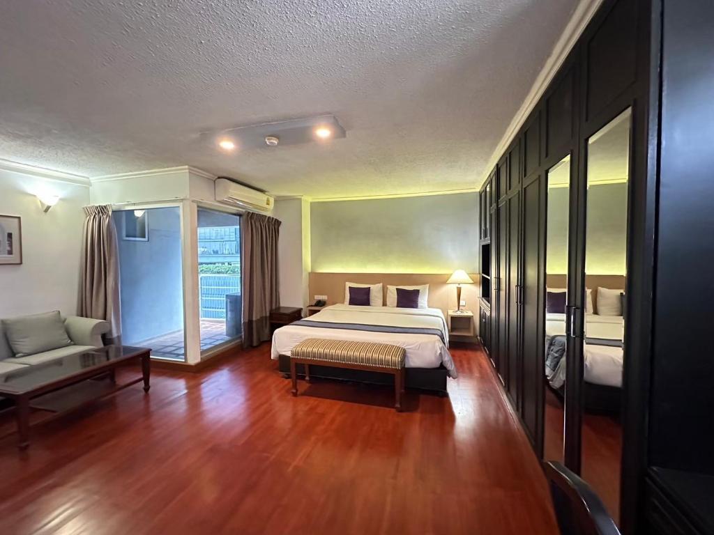 The Step Sathon - Resim 6