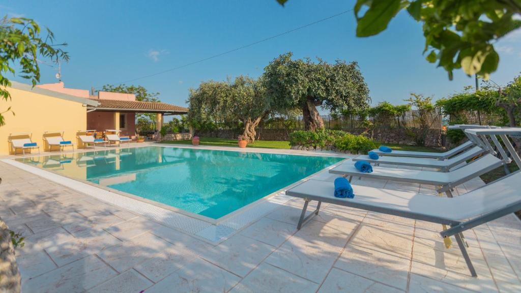basen z leżakami obok domu w obiekcie Il Giardino Dei Limoni 8, Emma Villas w mieście Ispica