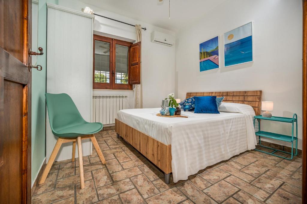 Łóżko lub łóżka w pokoju w obiekcie Il Giardino Dei Limoni 8, Emma Villas