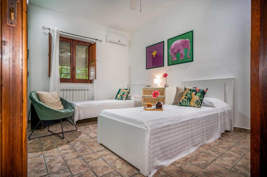 Łóżko lub łóżka w pokoju w obiekcie Il Giardino Dei Limoni 8, Emma Villas