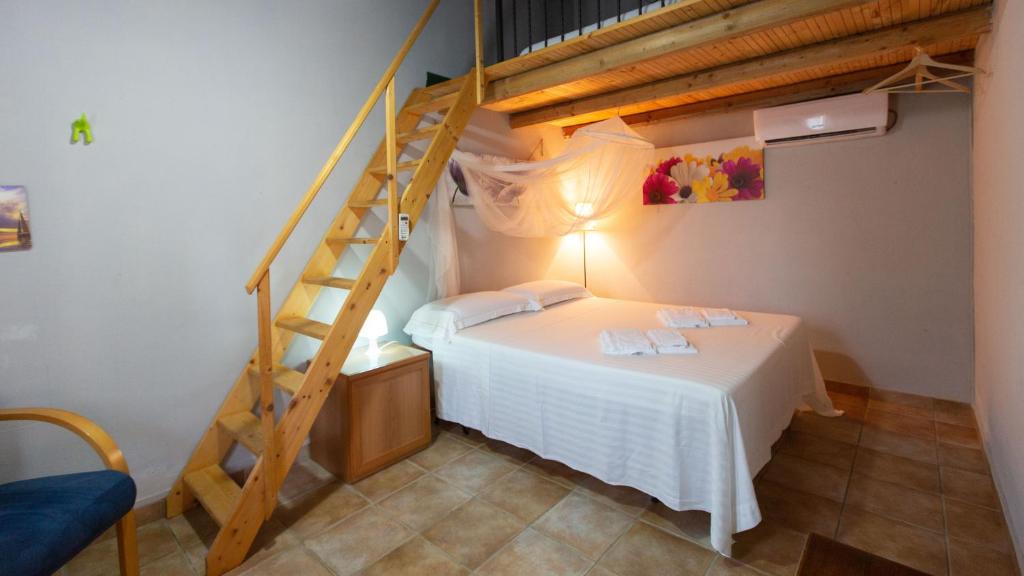 Łóżko lub łóżka w pokoju w obiekcie Il Giardino Dei Limoni 8, Emma Villas