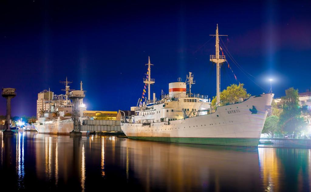 dos grandes barcos atracados en un puerto de noche en Vityaz Guest Cabins, en Kaliningrado