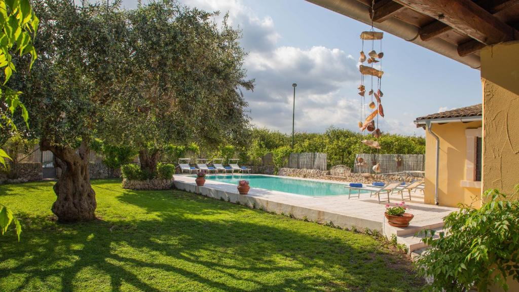 Basen w obiekcie Il Giardino Dei Limoni 8, Emma Villas lub w pobliżu