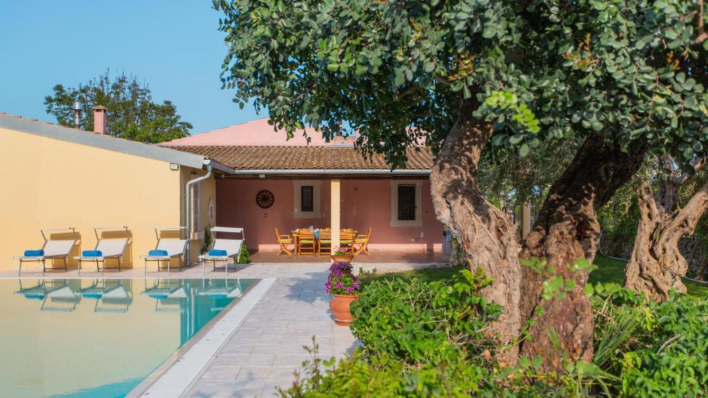 Basen w obiekcie Il Giardino Dei Limoni 8, Emma Villas lub w pobliżu
