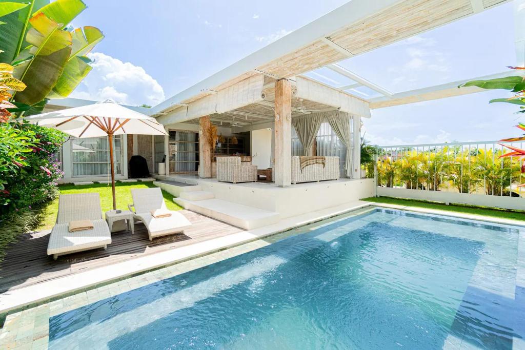 una imagen de una piscina en una villa en Kokomo Villas by Aayan, en Canggu