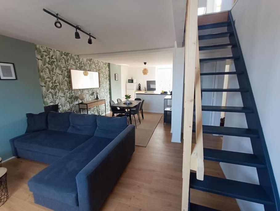 - un salon avec un canapé bleu et un escalier dans l'établissement Duplex Idéal Plage et Ville, à Dunkerque