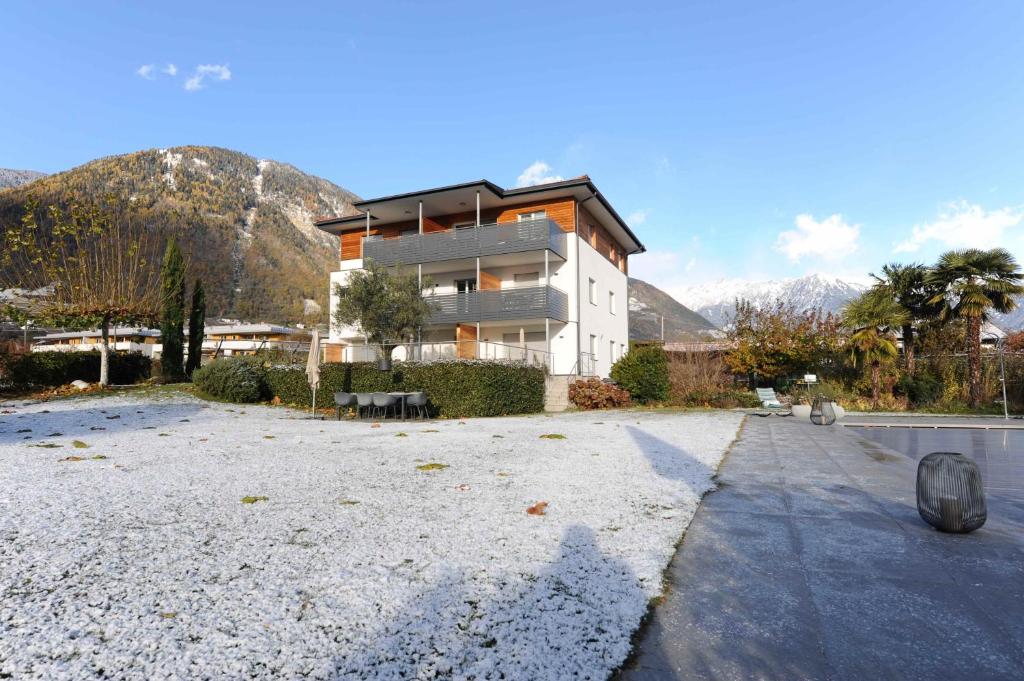 ラーナにあるHaus Wiesensteinの山を背景にした砂利道の上の建物