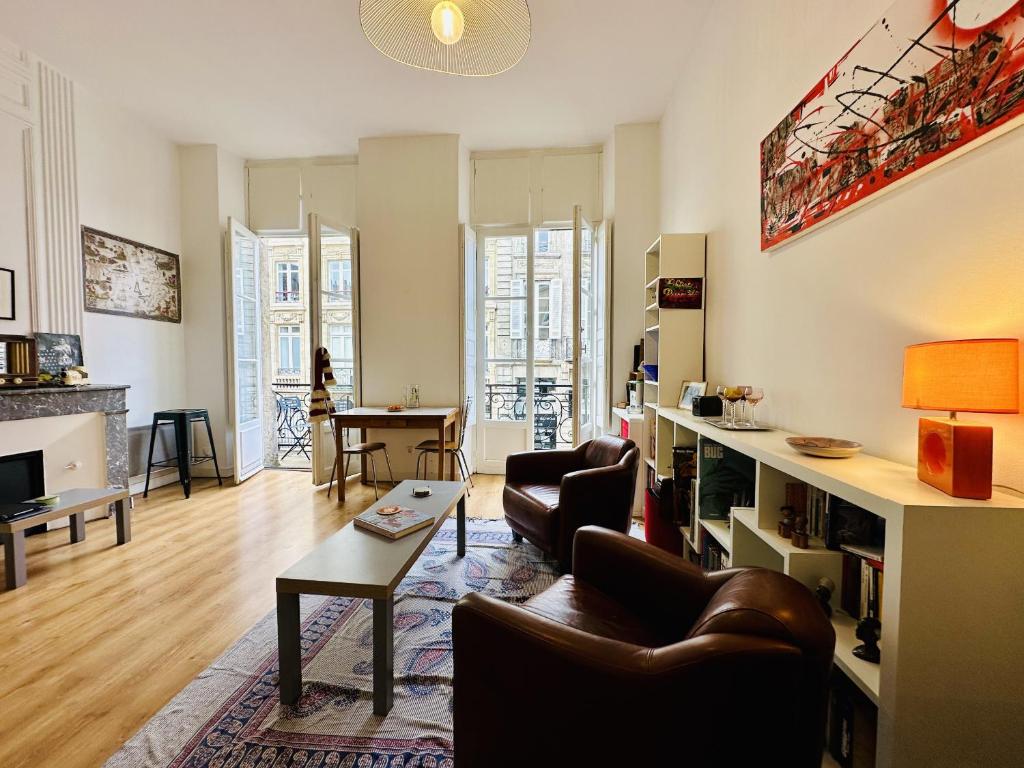 - un salon avec un canapé et une table dans l'établissement Panorama Fondaudege, à Bordeaux