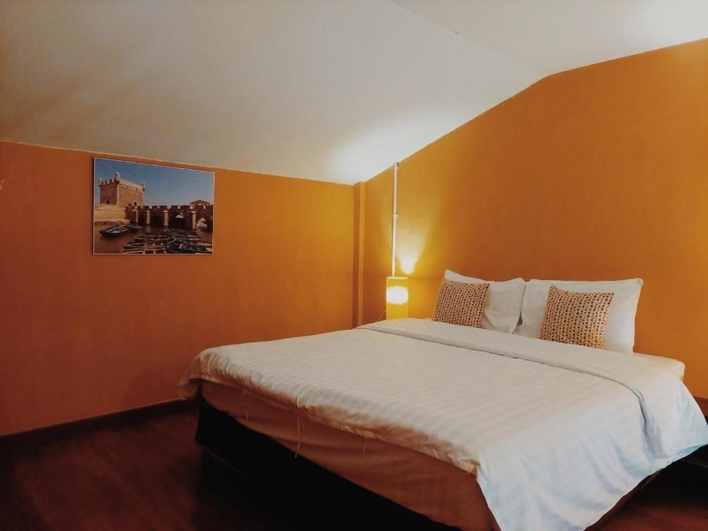 Postel nebo postele na pokoji v ubytování Retro Box Hotel Chumphon