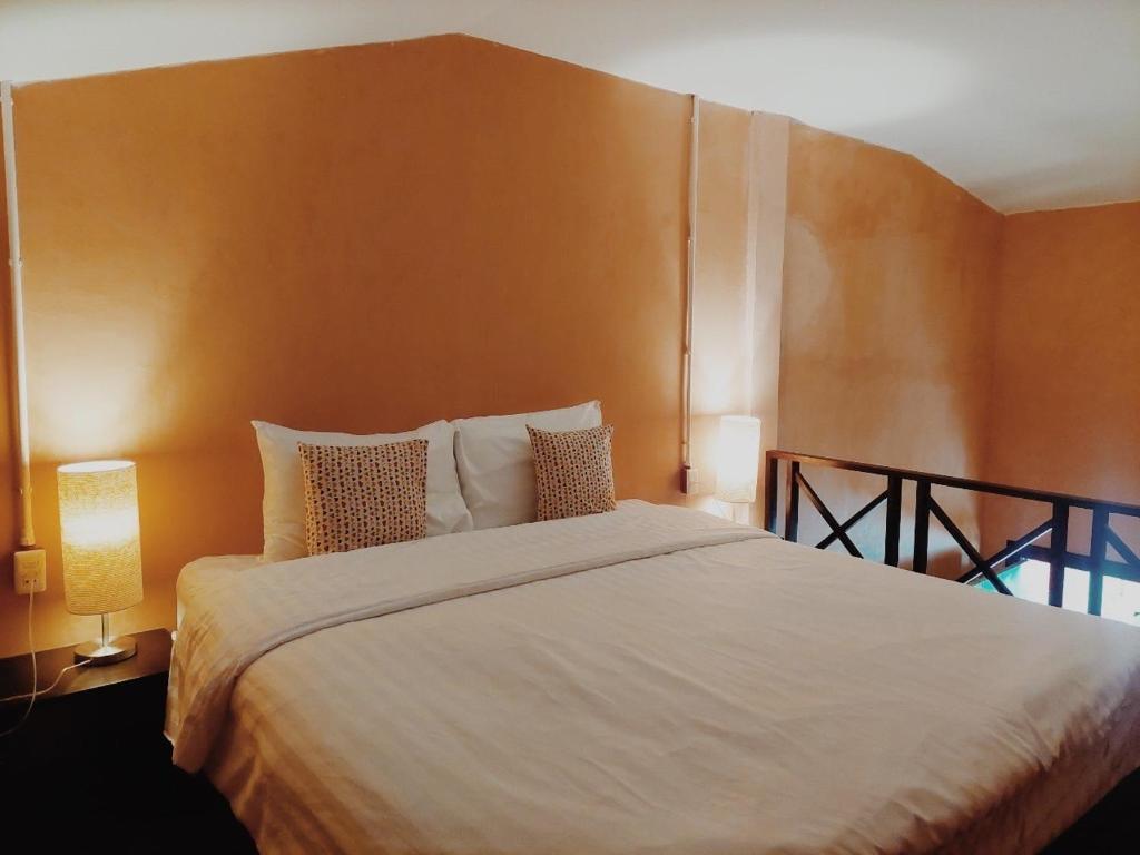 Postel nebo postele na pokoji v ubytování Retro Box Hotel Chumphon