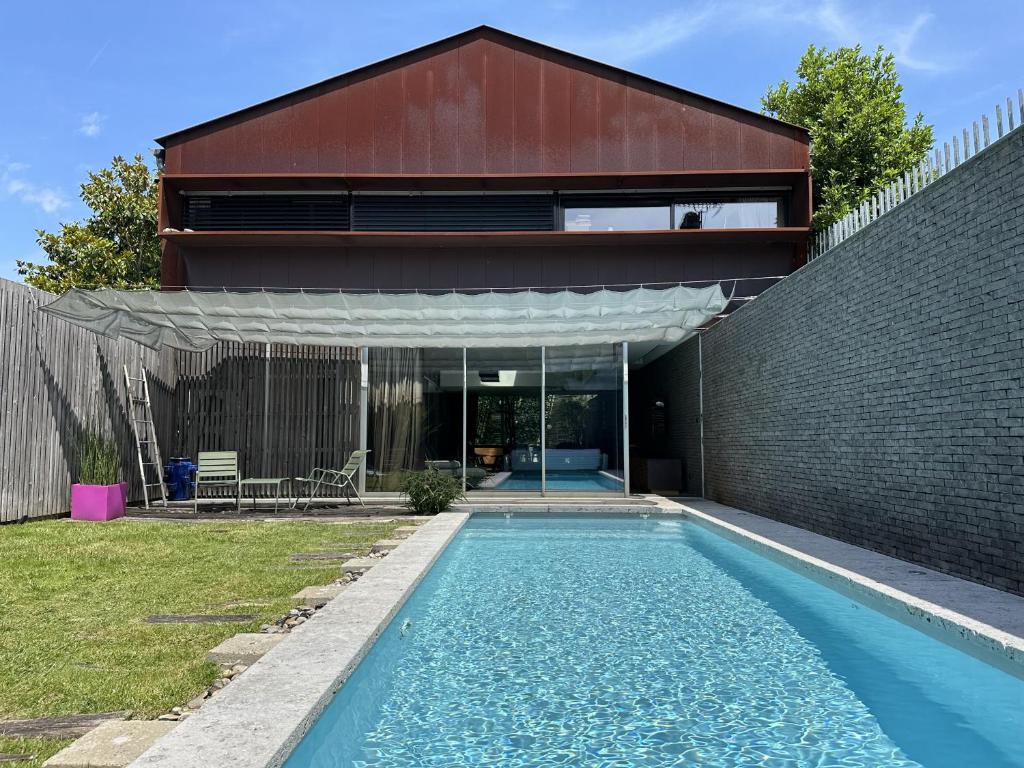 Swimmingpoolen hos eller tæt på Maison Architecte ancienne torrefaction de cafe